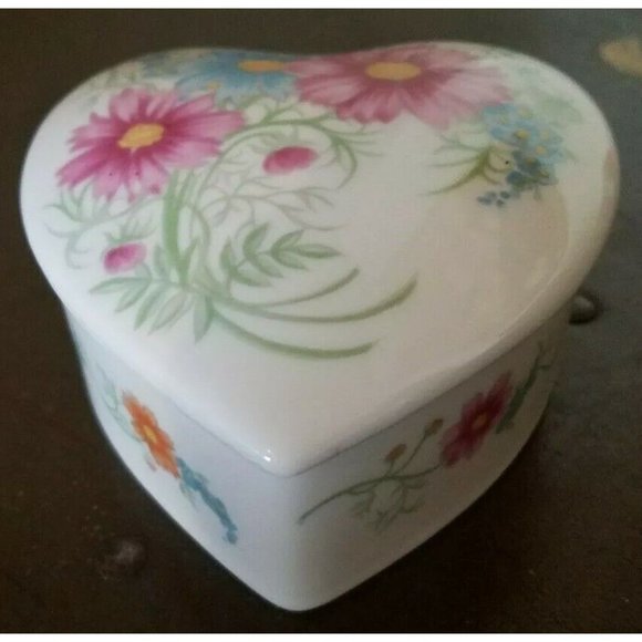 Vtg Elizabeth Arden Porcelain Heart Trinket Box Flowers Japan - Picture 3 of 7